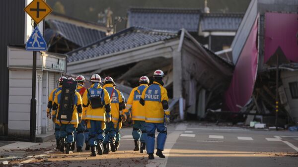 Các nhân viên cứu hộ tìm kiếm những ngôi nhà bị sập do trận động đất mạnh ở Anamizu, Nhật Bản - Sputnik Việt Nam