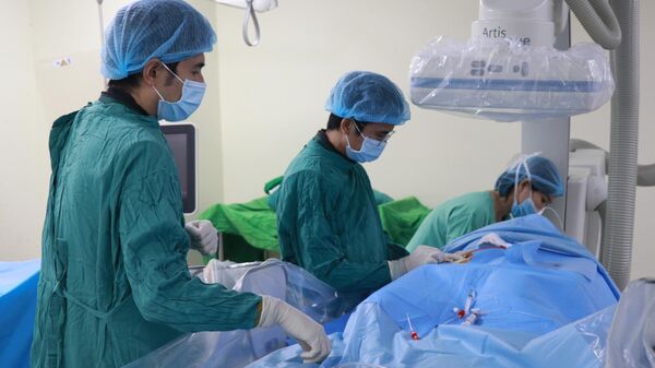 Bác sĩ hai bệnh viện cùng thực hiện điều trị - Sputnik Việt Nam