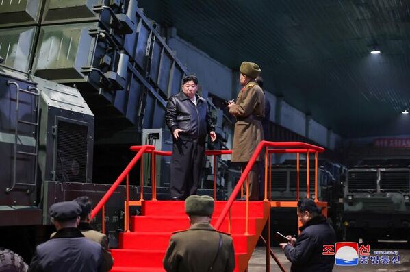 Kim Jong-un thị sát hoạt động của các nhà máy quân sự - Sputnik Việt Nam