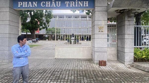 Chiếc vali đặt trước cổng Trường THPT Phan Châu Trinh. - Sputnik Việt Nam