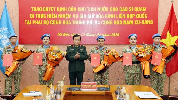 Trao Quyết định, giao nhiệm vụ cho sĩ quan làm nhiệm vụ Gìn giữ hòa bình Liên hợp quốc - Sputnik Việt Nam