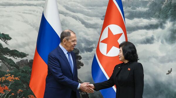 Ngoại trưởng Nga Sergei Lavrov và Ngoại trưởng CHDCND Triều Choe Son-hui trong cuộc gặp ở Bình Nhưỡng. - Sputnik Việt Nam