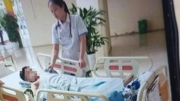 Một bệnh nhi đang được cấp cứu tại Bệnh viện Nhi Thanh Hóa - Ảnh: Bệnh viện cung cấp - Sputnik Việt Nam