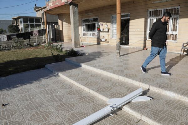 Người đàn ông kiểm tra ngôi nhà thiệt hại sau cuộc tấn công bằng tên lửa của IRGC vào thủ phủ Erbil của miền tự trị Kurdistan - Sputnik Việt Nam