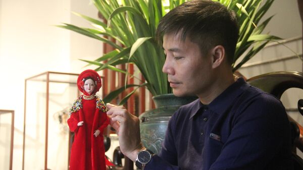 Họa sĩ Nguyễn Hoàng Anh, người thổi hồn văn hóa dân tộc Việt qua trang phục búp bê - Sputnik Việt Nam