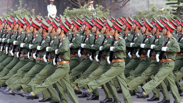Binh lính bộ binh của Quân đội Nhân dân Việt Nam diễu hành trong buổi lễ chính thức tại quảng trường Ba Đình ở Hà Nội - Sputnik Việt Nam