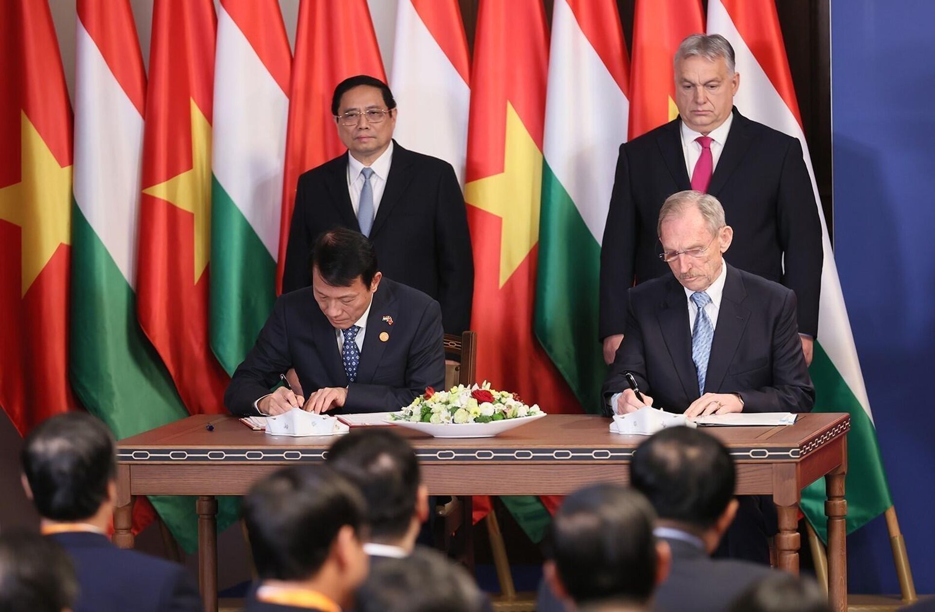Thủ tướng Phạm Minh Chính và Thủ tướng Hungary Viktor Orbán chứng kiến lễ ký và trao các văn kiện hợp tác giữa hai nước. - Sputnik Việt Nam, 1920, 19.01.2024