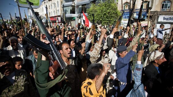 Shiite rebels known as Houthis hold up their weapons as they chant slogans during a protest to denounce the Saudi aggression in Sanaa, Yemen, Wednesday, April 22, 2015 - Sputnik Việt Nam