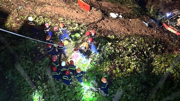 Xe khách lao xuống vực ở cao tốc La Sơn-Túy Loan, 22 người thương vong - Sputnik Việt Nam