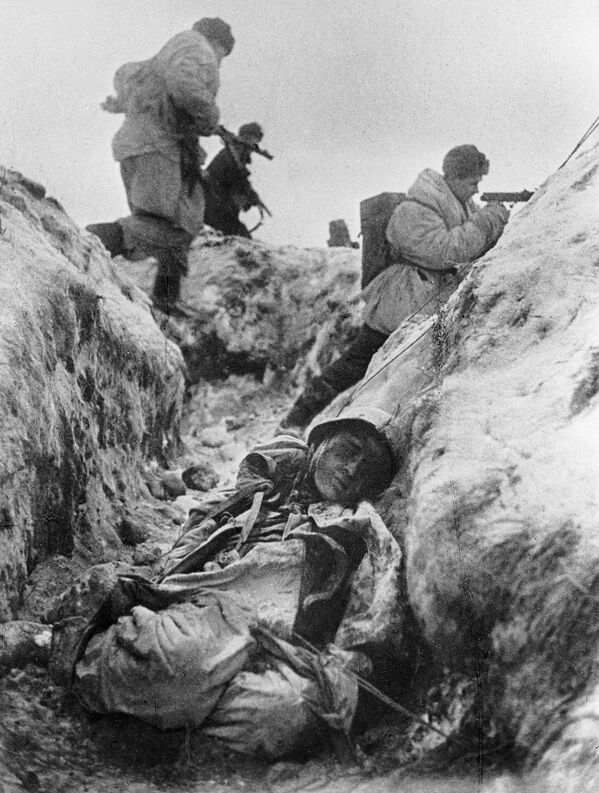 Sư đoàn xạ kích bộ binh số 168 của Đại tá Andrei Bondarev trong trận chiến. Mặt trận Leningrad - Sputnik Việt Nam
