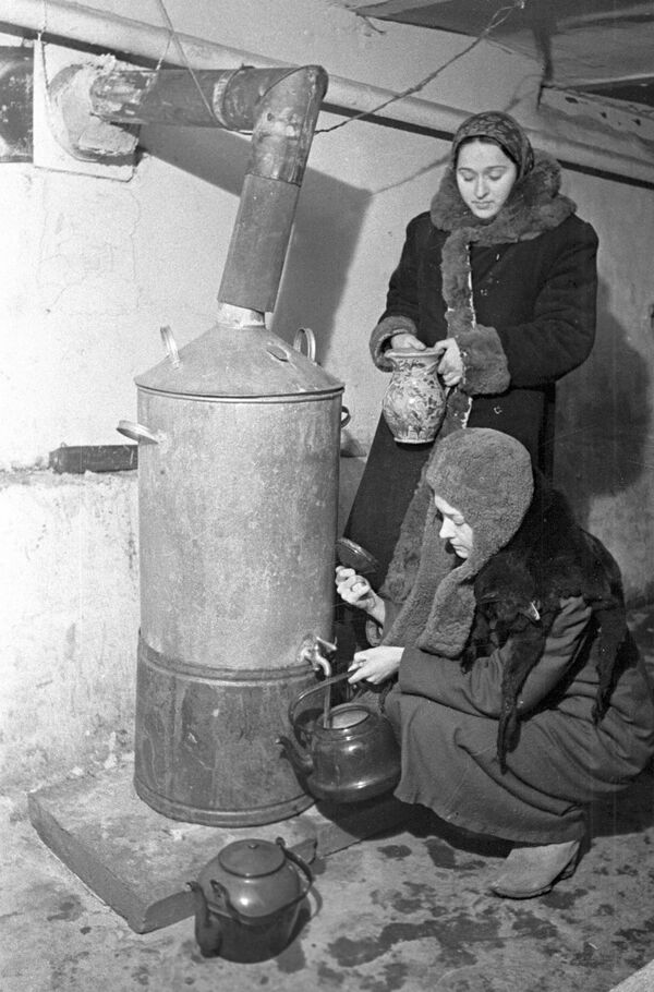 Các cư dân của Leningrad trong vòng vây nhận nước nóng dưới tầng hầm theo phân phối của quản lý nhà - Sputnik Việt Nam