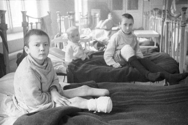 Những đứa trẻ bị thương do bọn phát-xít Đức pháo kích và ném bom đang được cứu chữa trong một bệnh viện ở Leningrad - Sputnik Việt Nam