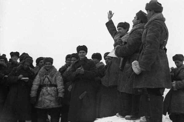 Cuộc hội ngộ của các chiến sĩ quân đoàn Leningrad và mặt trận Volkhov sau khi đột phá vòng vây - Sputnik Việt Nam