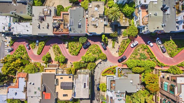 Con đường lát gạch quanh co nhất thế giới trên Lombard Street ở San Francisco, Hoa Kỳ - Sputnik Việt Nam