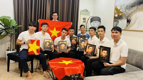 Anh Lê Quyết Thắng (ngoài cùng bên trái) cùng cộng sự trao di ảnh phục dựng trong  chuyến thiện nguyện - Sputnik Việt Nam