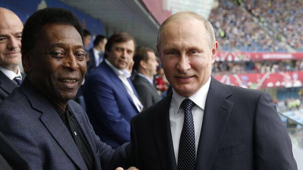 Tổng thống Nga Vladimir Putin và cầu thủ bóng đá huyền thoại Pele - Sputnik Việt Nam