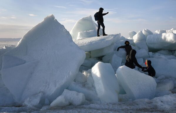 Những người ở gần các rặng băng được hình thành do gió mạnh trên bờ Vịnh Amur, vùng Primorsky - Sputnik Việt Nam