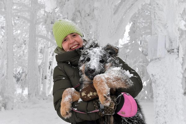 Cô gái chụp ảnh cùng chú chó cưng của mình khi đi dạo trong khu rừng đầy tuyết ở nhiệt độ không khí khoảng -30 độ C ở vùng Krasnoyarsk - Sputnik Việt Nam