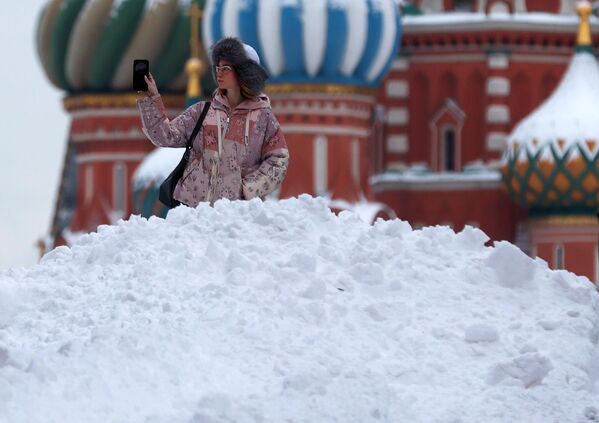 Cô gái chụp ảnh trên Quảng trường Đỏ ở Moskva - Sputnik Việt Nam