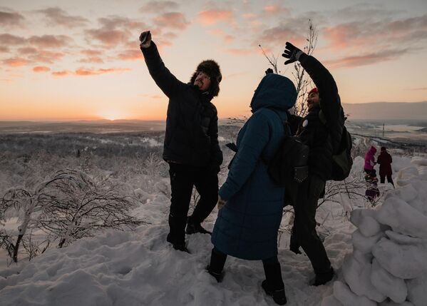Những người đón chào mặt trời sau đêm vùng cực ở Murmansk - Sputnik Việt Nam