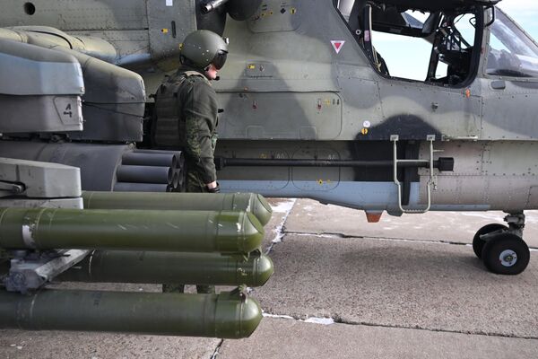 Một quân nhân nhóm quân &quot;Trung tâm&quot; của quân đội Nga chuẩn bị việc cất cánh cho trực thăng trinh sát và tấn công Ka-52 trong chiến dịch quân sự đặc biệt - Sputnik Việt Nam