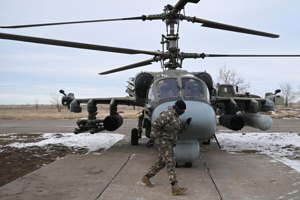 Quân nhân nhóm quân “Trung tâm&quot; quân đội Nga chuẩn bị việc cất cánh cho trực thăng trinh sát và tấn công Ka-52 trong khu vực diễn ra chiến dịch quân sự đặc biệt - Sputnik Việt Nam