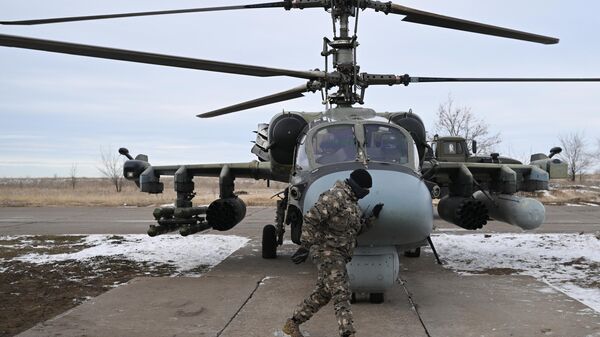 Quân nhân nhóm quân “Trung tâm» quân đội Nga chuẩn bị việc cất cánh cho trực thăng trinh sát và tấn công Ka-52  trong khu vực diễn ra chiến dịch quân sự đặc biệt - Sputnik Việt Nam