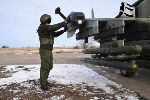 Quân nhân nhóm quân &quot;Trung tâm&quot; quân đội Nga chuẩn bị việc cất cánh cho trực thăng trinh sát và tấn công Ka-52 trong khu vực diễn ra chiến dịch quân sự đặc biệt - Sputnik Việt Nam