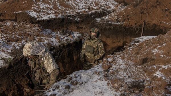 Binh sĩ Ukraina đi trong chiến hào gần tiền tuyến, gần Kupiansk, vùng Kharkov, ngày 23/1/2024. - Sputnik Việt Nam