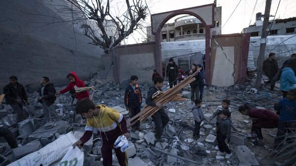 Người Palestine đang nhìn một nhà thờ Hồi giáo bị phá hủy bởi cuộc tấn công của Israel ở Rafah, Dải Gaza, Thứ Tư, ngày 24 tháng 1 năm 2024 - Sputnik Việt Nam