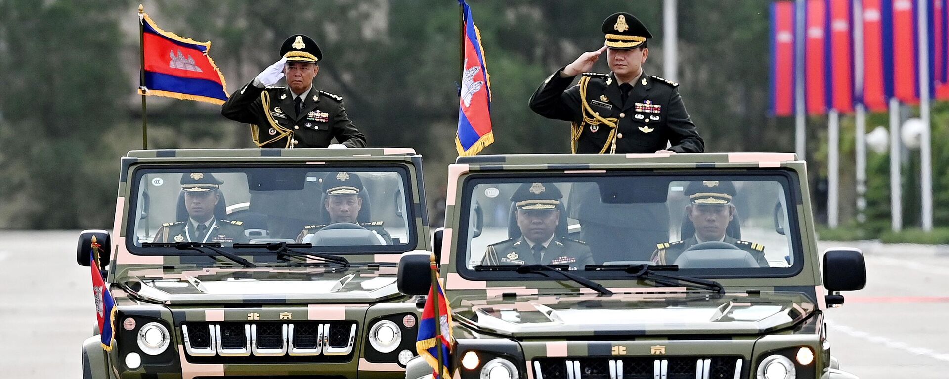 Thủ tướng Campuchia Hun Manet và Tư lệnh Quân đội Hoàng gia Campuchia, Trung tướng Mao Sophan tại buổi lễ kỷ niệm 25 năm thành lập Quân đội Hoàng gia Campuchia - Sputnik Việt Nam, 1920, 25.01.2024