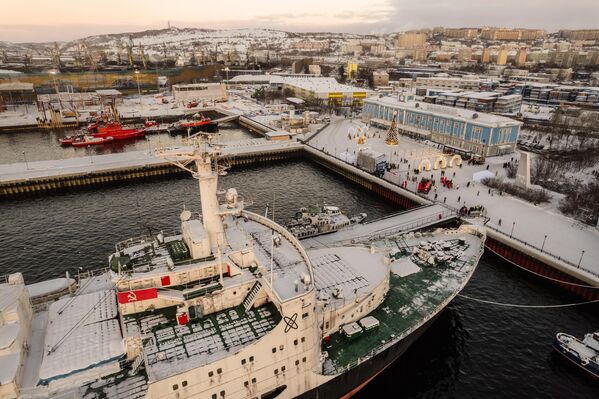 Tàu phá băng hạt nhân Lenin ở cảng Murmansk - Sputnik Việt Nam