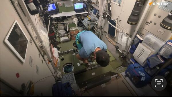 Nhà du hành vũ trụ Konstantin Borisov chỉ cách cân trên Trạm Vũ Trụ Quốc Tế - Sputnik Việt Nam