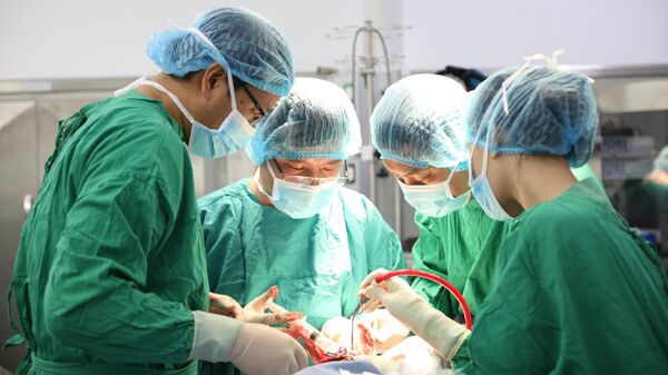 Các bác sĩ phẫu thuật cho bệnh nhân - Sputnik Việt Nam