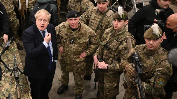 Cựu Thủ tướng Anh Boris Johnson gặp quân nhân NATO - Sputnik Việt Nam