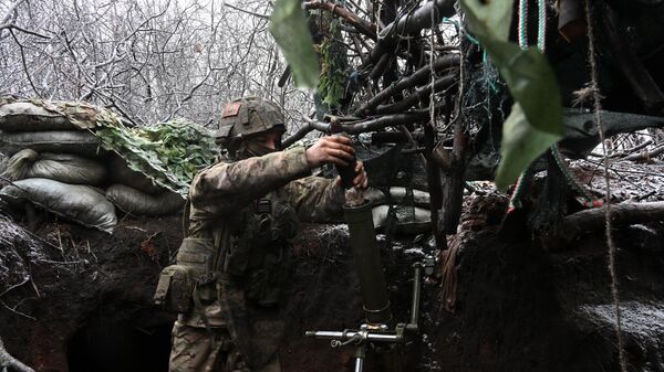 Một quân nhân của Lực lượng Vũ trang Nga ở sườn phía bắc Artemovsk, bắn vào các vị trí của Lực lượng Vũ trang Ukraina - Sputnik Việt Nam