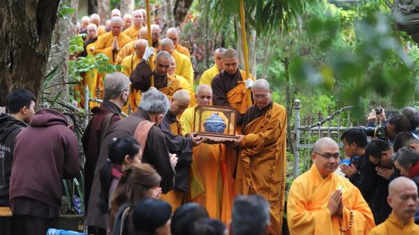 Hàng nghìn Phật tử rước xá lợi thiền sư Thích Nhất Hạnh - Sputnik Việt Nam