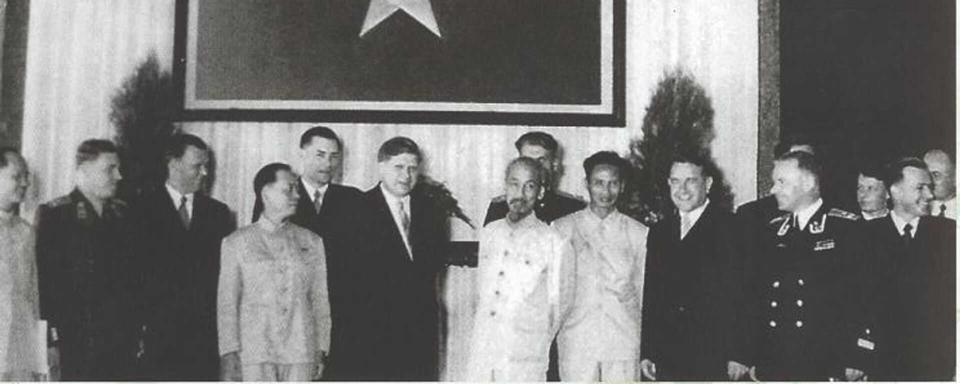 Đại sứ đặc mệnh toàn quyền Liên bang Xô-viết Alexandr Lavrishev và Chủ tịch Hồ Chí Minh - Sputnik Việt Nam, 1920, 05.02.2024