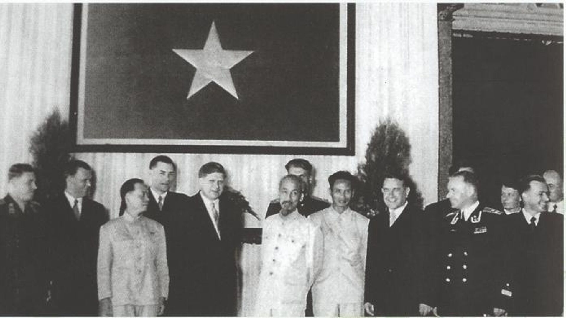 Đại sứ đặc mệnh toàn quyền Liên bang Xô-viết Alexandr Lavrishev và Chủ tịch Hồ Chí Minh - Sputnik Việt Nam, 1920, 05.02.2024