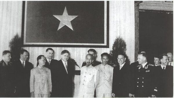 Đại sứ đặc mệnh toàn quyền Liên bang Xô-viết Alexandr Lavrishev và Chủ tịch Hồ Chí Minh - Sputnik Việt Nam