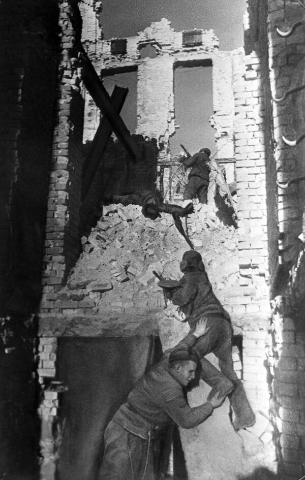 Người lính Liên Xô trong trận chiến trên đường phố ở Stalingrad - Sputnik Việt Nam