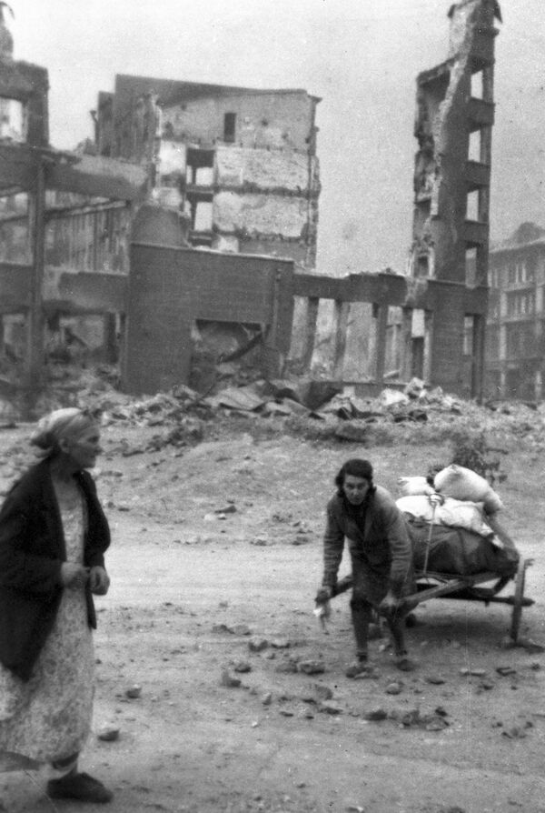 Người dân thành phố tìm nơi ẩn náu trong thành phố bị phá hủy sau cuộc không kích lớn của không quân Đức Quốc xã - Sputnik Việt Nam