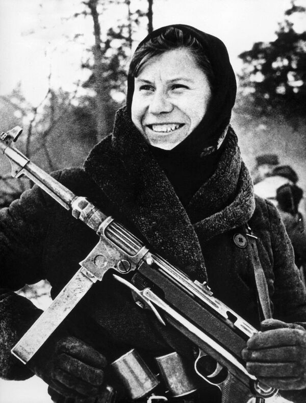 Chân dung Nastya, du kích Hồng quân, do nhiếp ảnh gia chiến trường Boris Yaroshev chụp năm 1943 trong Trận Stalingrad - Sputnik Việt Nam