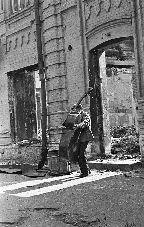 Nhạc sĩ trên đường phố Stalingrad bị phá hủy - Sputnik Việt Nam