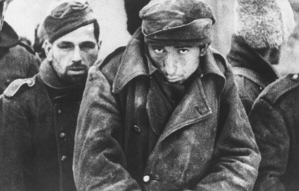 Lính Đức và những người binh sĩ khác bị bắt ở Stalingrad đang trú ẩn trước cơn gió khắc nghiệt - Sputnik Việt Nam