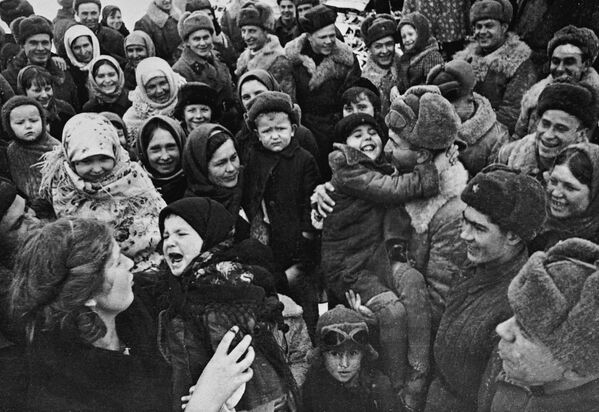 Người dân Stalingrad chào đón những chiến sĩ giải phóng - Sputnik Việt Nam
