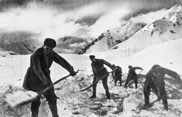 Quân Nga dọn đường tuyết để đơn vị có thể tiến lên, phía tây bắc Stalingrad - Sputnik Việt Nam