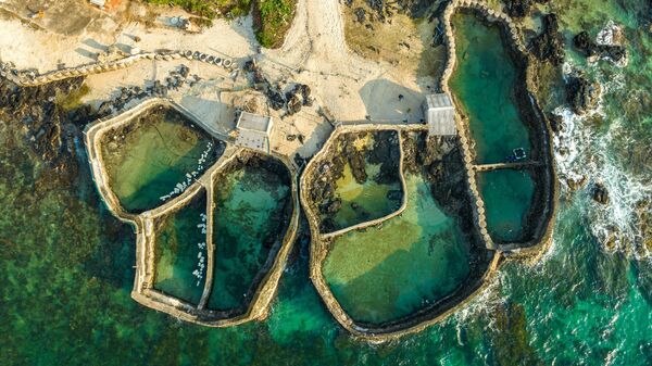 Bể bê tông độc đáo ven bờ nuôi hải sản trên đảo Phú Quý, tỉnh Bình Thuận - Sputnik Việt Nam