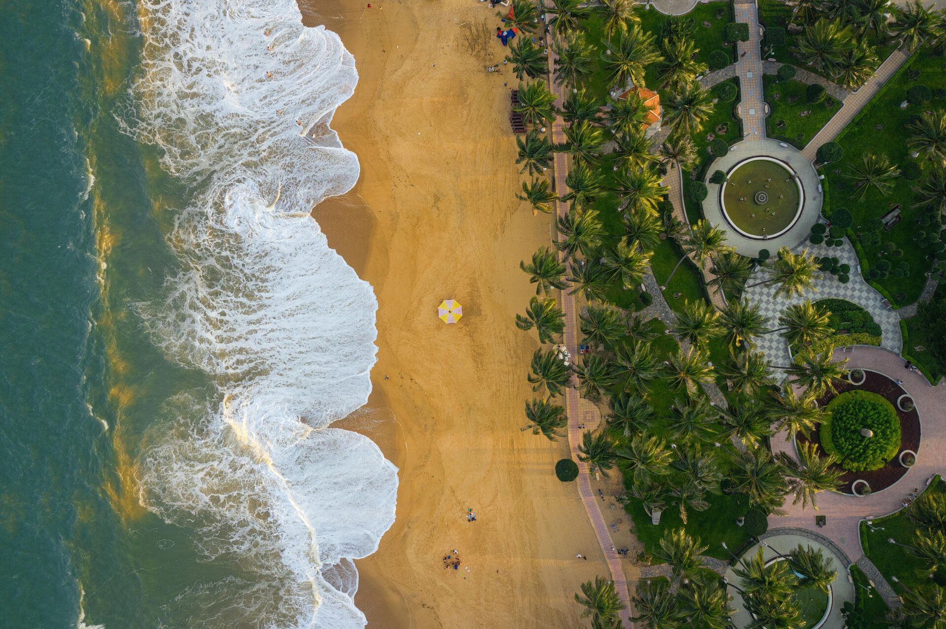 Toàn cảnh nhìn từ flycam xuống bãi biển Nha Trang, tỉnh Khánh Hòa, miền Trung Việt Nam - Sputnik Việt Nam, 1920, 30.01.2024