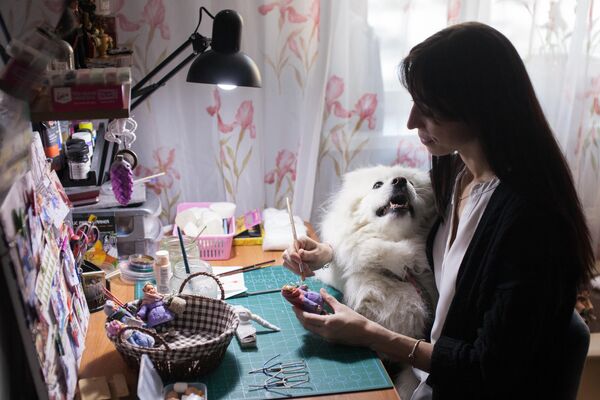 Nghệ nhân Daria Klimentova làm đồ chơi bằng bông gòn kiểu Liên Xô cùng với con chó của mình trong xưởng tại nhà ở Tyumen - Sputnik Việt Nam